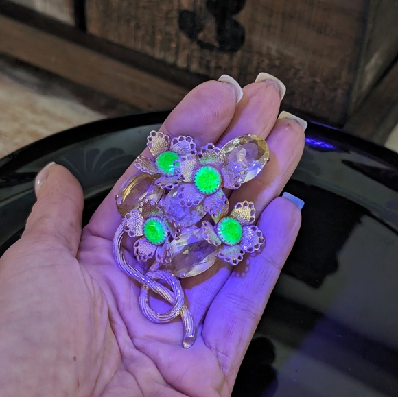 1930's Vaseline Uranium Glass, Czech Glass Filigree Brooch - Picture 11 of 13